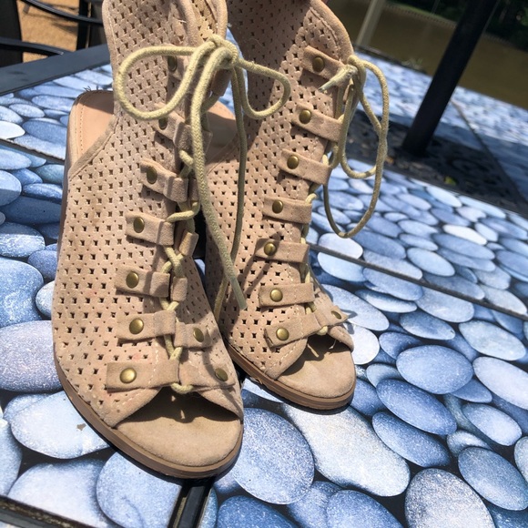 Cute heeled bootie - Picture 2 of 3